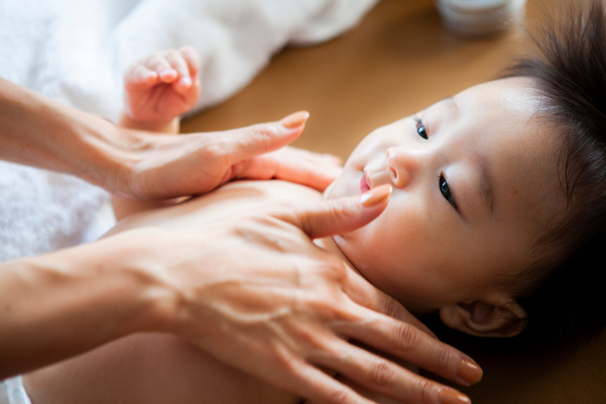 赤ちゃんの保湿はいつから始める？保湿剤の選び方や使い方